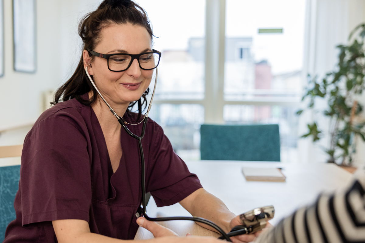 EIne motivierte Mitarbeiterin aus dem Pflegebereich bei Charleston