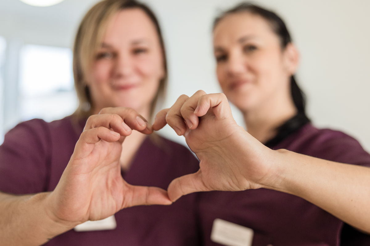 Gückliche Mitarbeiterin bei Charleston